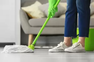 Trucos para mantener tu piso limpio sin rayones con ingredientes caseros