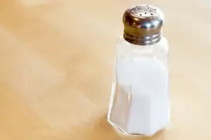 �D�nde se debe guardar la sal para evitar que se humedezca?