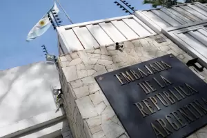 Advierten que agentes de la Polica de Venezuela rodean la embajada de Argentina en Caracas