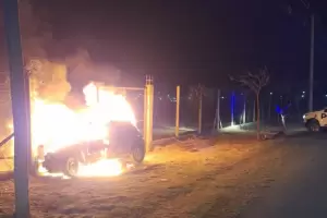 Se incendi un auto tras un siniestro vial y un hombre termin en el "San Juan"