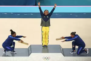 El escndalo en la gimnasia de los Juegos Olmpicos: cambiaron el podio de la icnica foto de Simone Biles