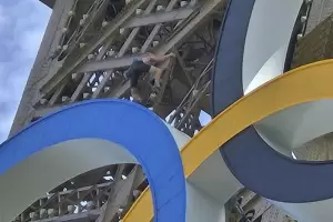 Pars 2024: tuvieron que evacuar la Torre Eiffel por un sorpresivo escalador