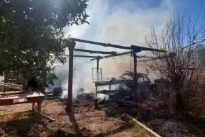 Un incendio consumi un auto y un quincho en Beln