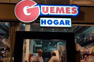 Robo millonario en mueblera de Avda. Gemes: actuaron boqueteros