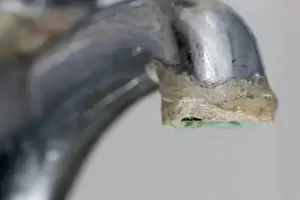 Cmo quitar las manchas de agua de los grifos o canillas del bao?