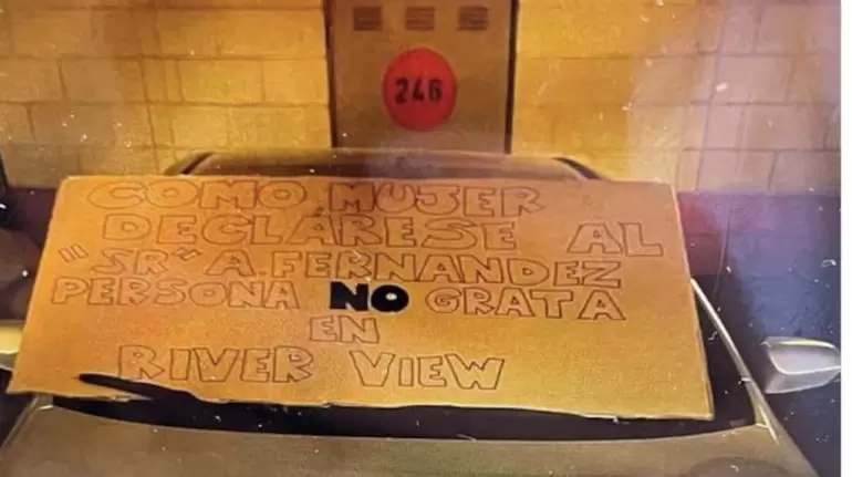 El cartel que dej una vecina en el auto de Alberto Fernndez