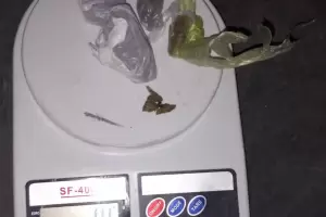 Retuvieron a dos sujetos con marihuana