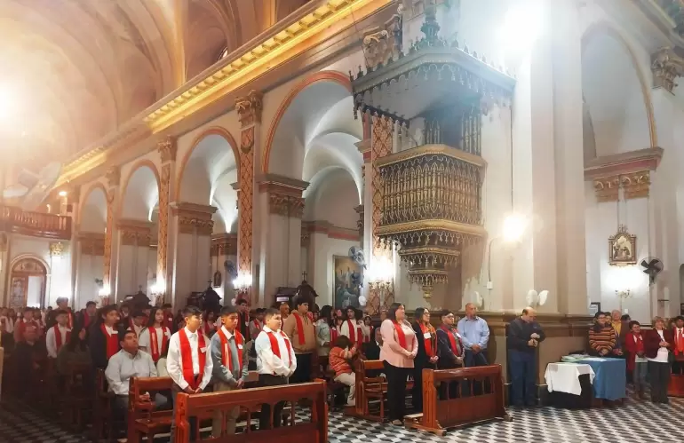 Ms de 160 adolescentes y adultos recibieron 
la Confirmacin a los pies de la Virgen del Valle