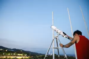 Se viene el astroturismo para contemplar Saturno y la luna llena en acuario