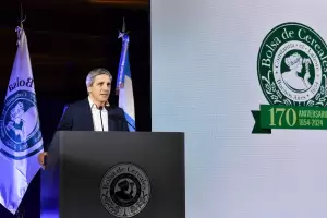 Caputo se comprometi a bajar impuestos, pero les pidi a los empresarios que se adhieran al blanqueo