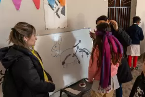 "Retrojuegos: juegos de ayer y hoy" para celebrar el mes de las infancias