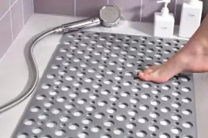 Cmo limpiar la alfombra de goma del bao y eliminar las manchas negras