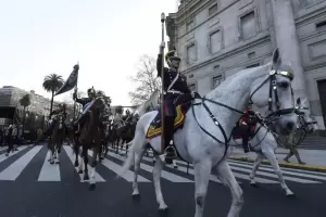 Los Granaderos realizaron un recorrido con la llama votiva en homenaje a San Martn y fueron recibidos por Milei
