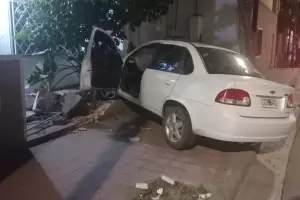 Conduca alcoholizado, perdi el control de su auto y casi termina dentro de una casa