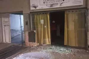 Auto choc dos locales comerciales y se dio a la fuga