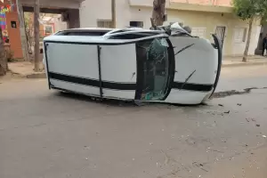 Una camioneta termin volcando en la Capital