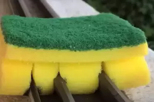 Si tens una esponja de cocina vieja, no la tires: los ingeniosos usos que le pods dar en el hogar