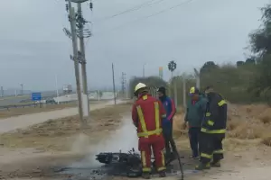 Se le incendi la moto y se salv de milagro