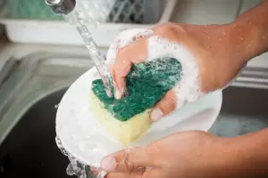 Por qu lavar los platos con vinagre blanco: el truco casero que gana terreno en hogares de todo el pas