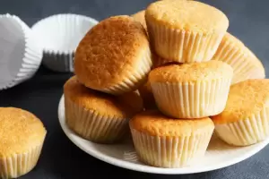 Muffins de frutilla y cha en licuadora: sin harina, sin azcar y listos en pocos minutos