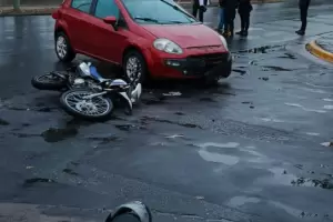 Motociclista lesionado tras chocar con un automvil