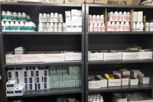 Farmacia Central cerrada por refacciones