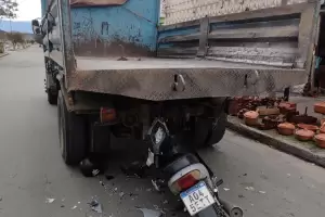 Motociclista choc� contra un cami�n que estaba estacionado