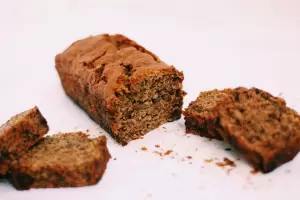 Paso a paso, cmo hacer un budn de banana y cacao esponjoso, hmedo y sin TACC ideal para los mates