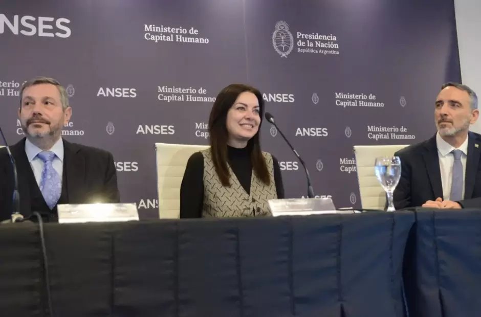 El director de ANSES, Mariano de los Heros, junto a Sandra Pettovello