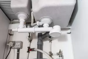 Cmo eliminar las manchas de sarro de las caeras de la cocina en pocos pasos y con solo un ingrediente