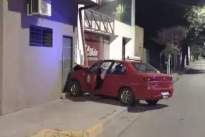 Choc a un remis, se dio a la fuga y una pasajera result herida