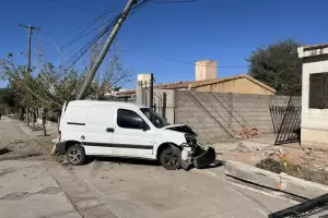 Conductor se estrell contra la reja de una casa