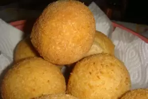 Cmo hacer hacer bombas de papa rellenas de queso?, receta super fcil y econmica