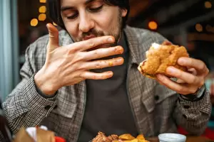 Coms demasiado rpido? los expertos explican los riesgos que trae para la salud