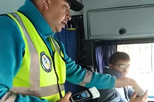 Retienen unidad de transporte y multan a conductor por falta de licencias