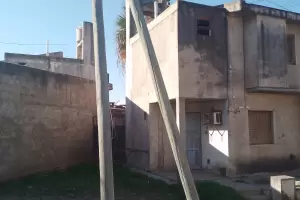 Vecinos denuncian que un poste est a punto de caer en el Barrio 920 Viviendas