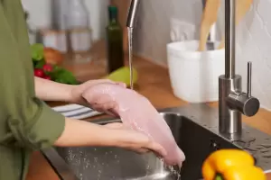 El eterno debate Se debe lavar el pollo antes de su coccin?