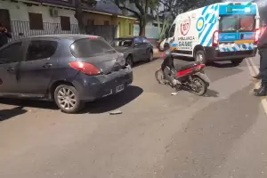 Efectivo del Servicio Penitenciario choc con un auto