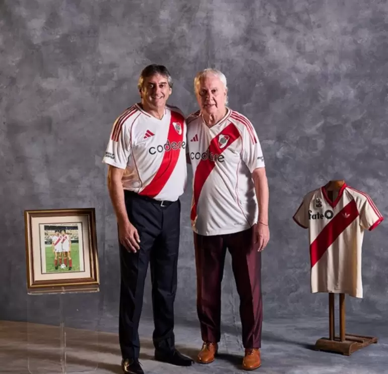 Enzo Francescoli junto al Beto Alonso con la nueva camiseta de River