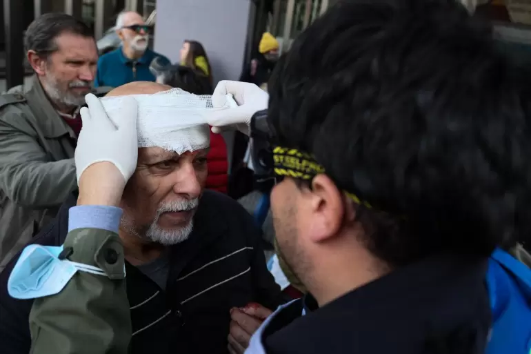 La policía reprime la marcha de jubilados en el Congreso