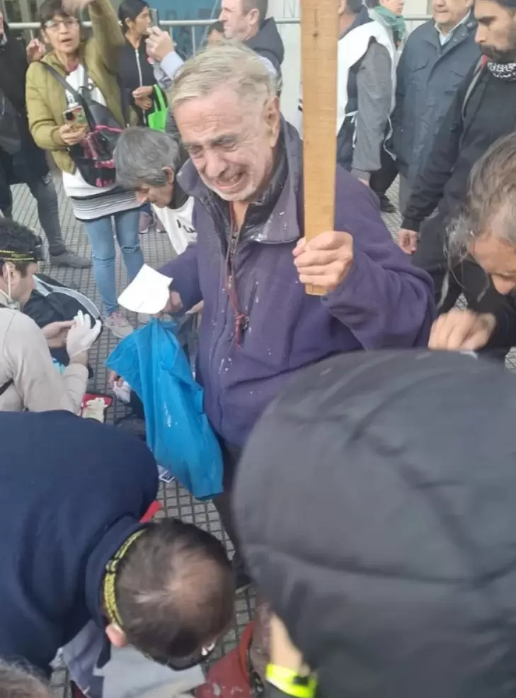 La policía reprime la marcha de jubilados en el Congreso