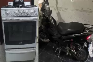Tras registros domiciliarios, policas recuperan una moto y una cocina en Capital