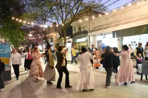 Emotiva intervencin callejera del Ballet Folclrico Universitario