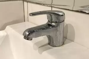 Cmo eliminar las manchas amarillas para recuperar y dejar impecable la canilla y llaves del lavatorio