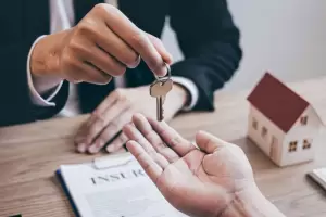 Se termina el "sueo americano": la ley que prohbe prstamos a inmigrantes para comprar una casa en EE.UU.