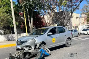 Una motocicleta impact contra un auto y una joven result herida