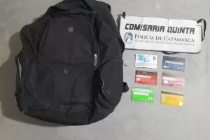 Intentaron comprar con tarjetas robadas y los detuvieron