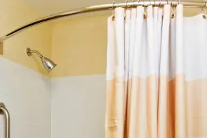 Cmo limpiar y desinfectar la parte baja de las cortinas de la ducha