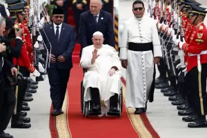 Francisco lleg a Indonesia para comenzar su gira por Asia y Oceana