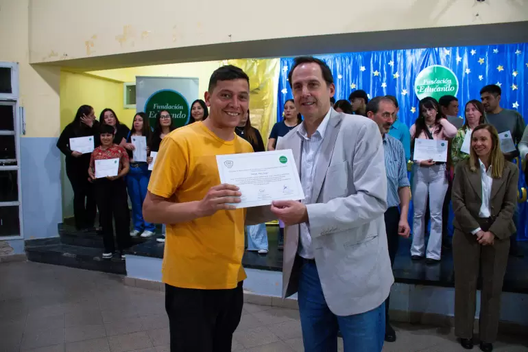 mas de 600 jovenes y adultos recibieron su certificado de capacitacion en oficios e informatica 2